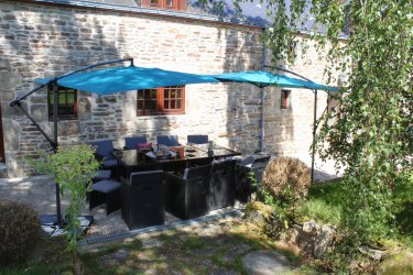 Terrasse avec table de jardin - Longère de Quily